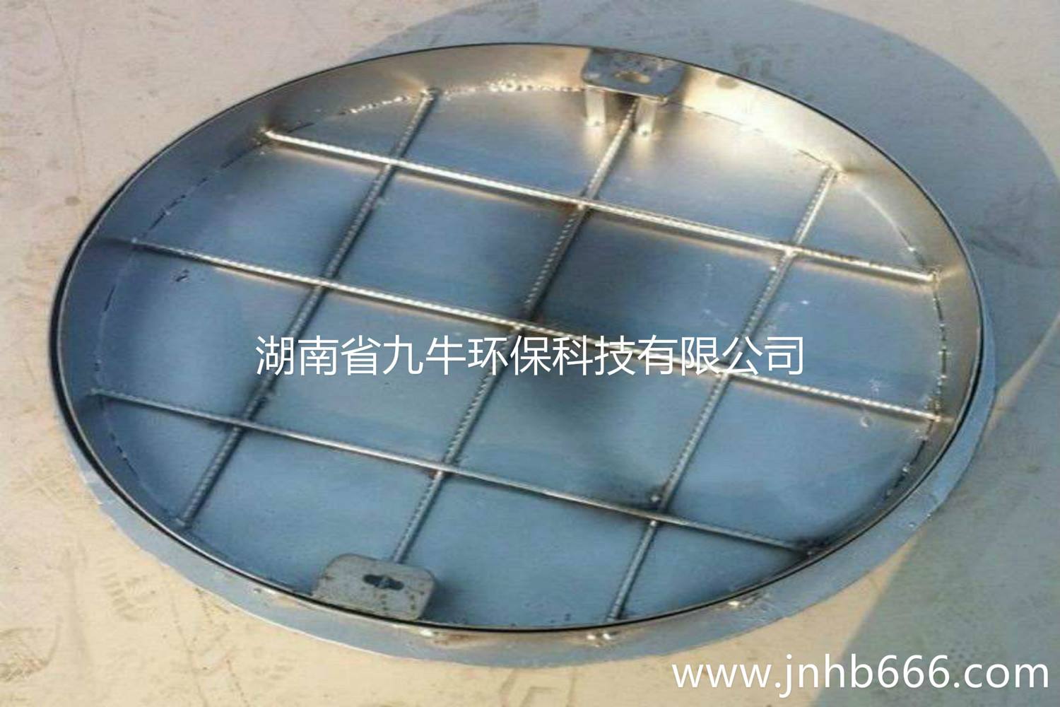 井蓋為何那么結(jié)實？滿大街的汽車都不會壓碎，原來是用的不銹鋼材質(zhì)
